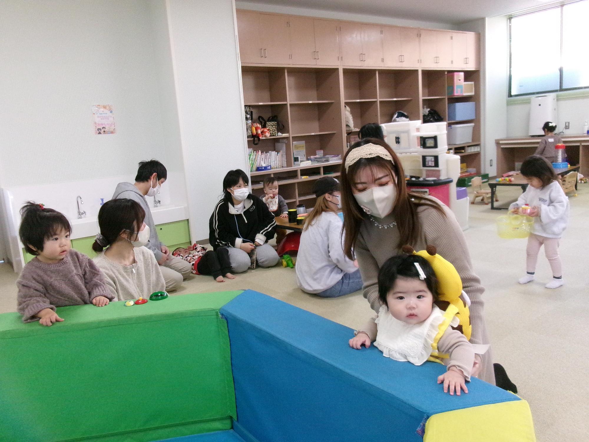 お部屋で遊んでいる親子