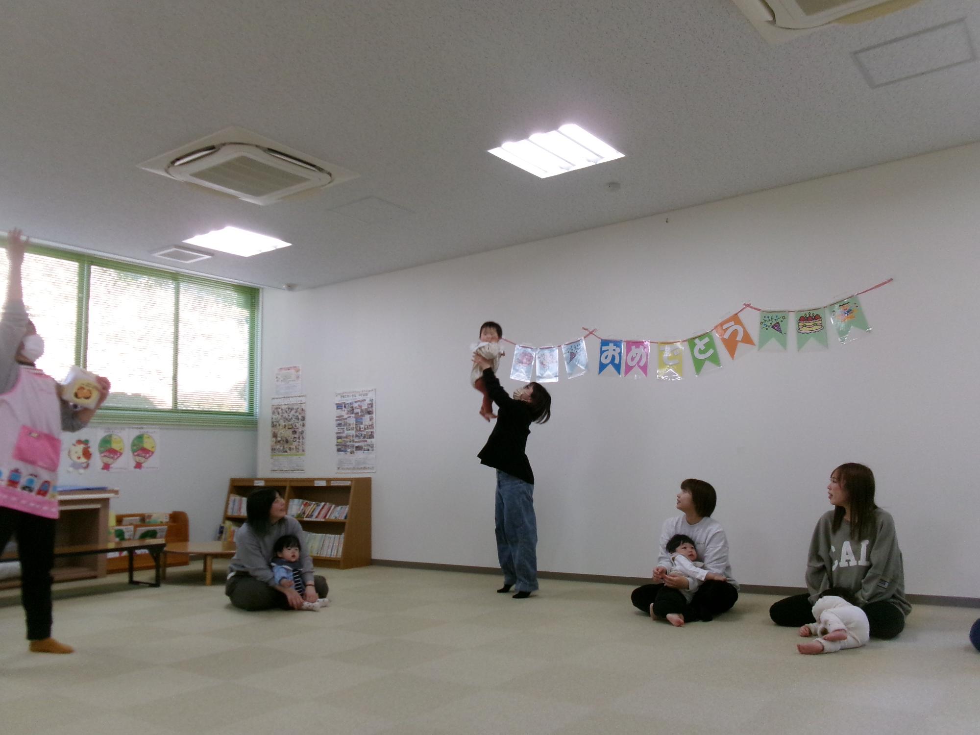 たかいたかーいをする親子