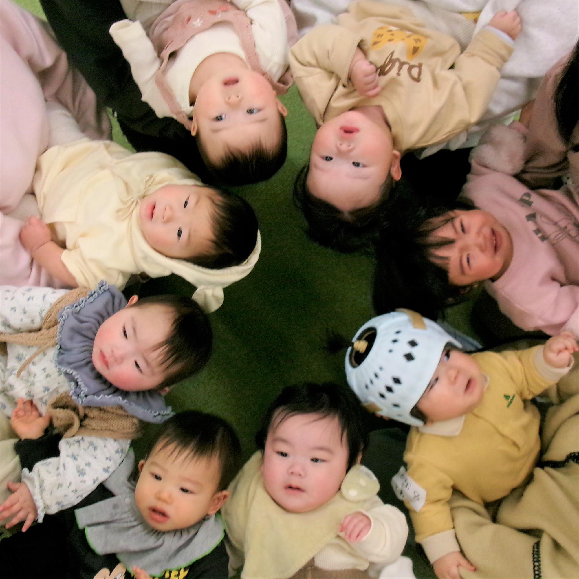 赤ちゃんが円になって集まっている写真