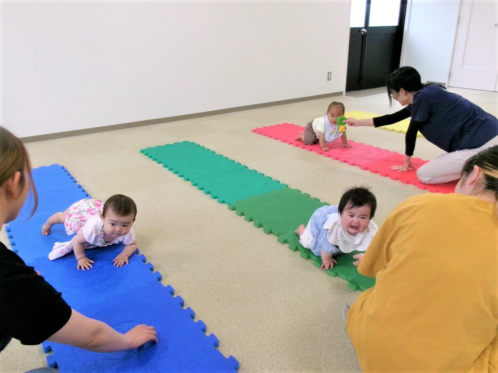 ハイハイレースでハイハイをしている赤ちゃんの様子