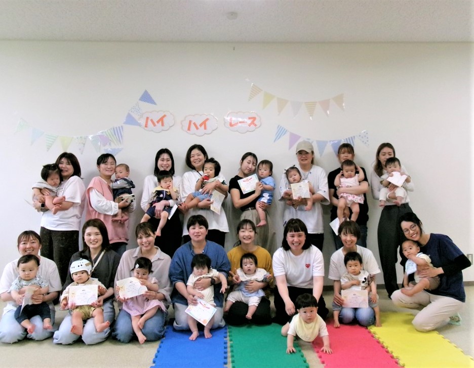 ハイハイレースに参加した親子の集合写真