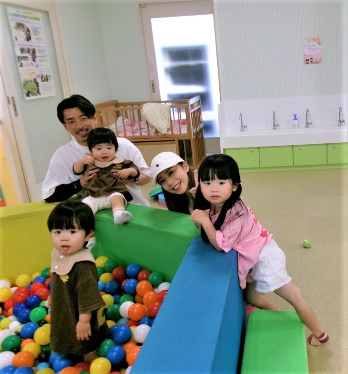 ボールプールで遊ぶ親子の様子