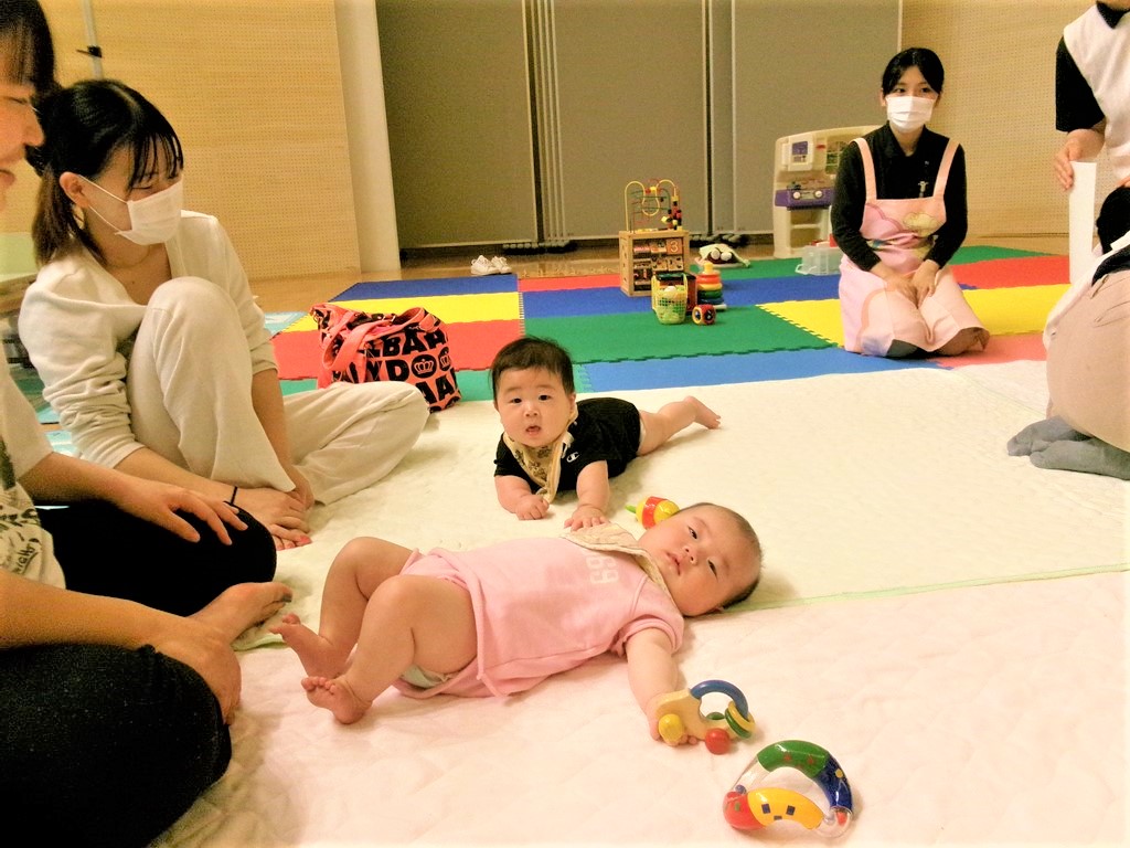 6月出張おひさまルームで遊ぶ赤ちゃんの様子