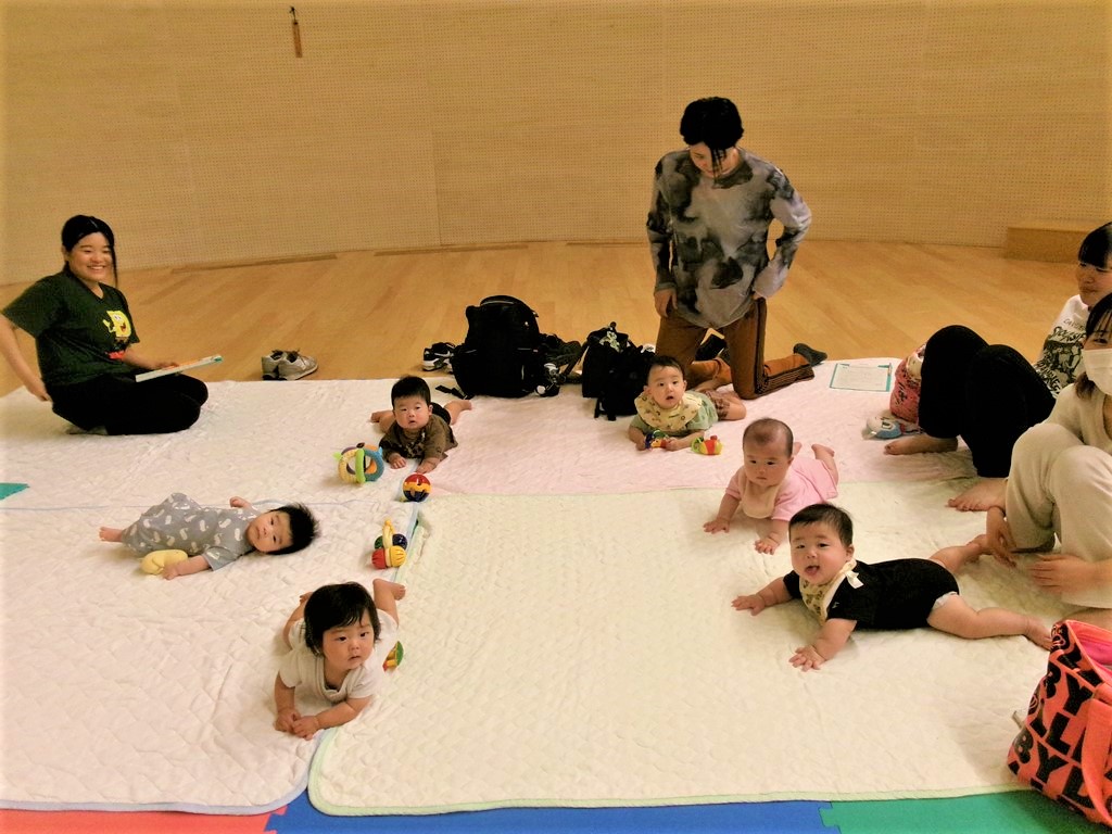 出張おひさまルームで交流する親子の様子
