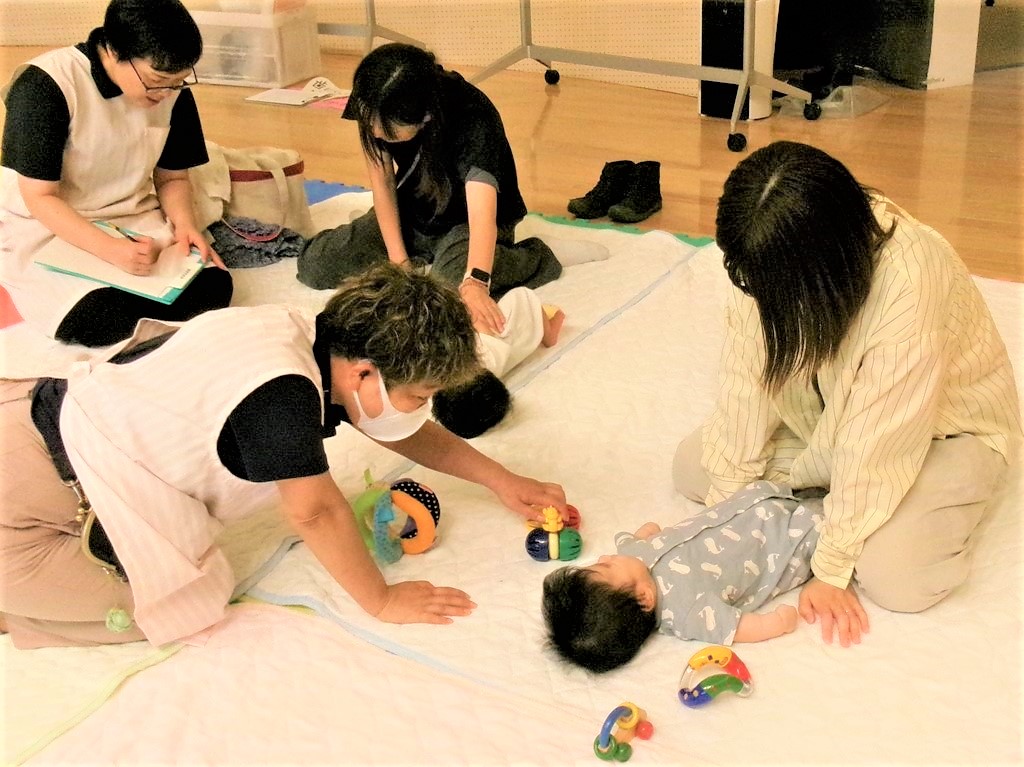 出張おひさまルームで保健師と話す母の様子
