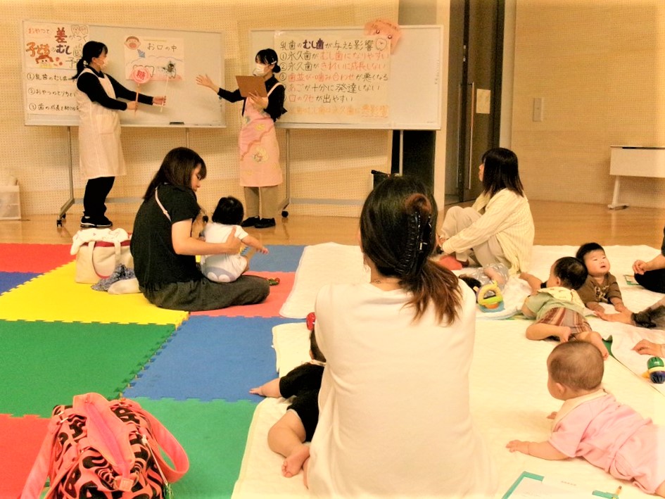出張おひさまルームで講座を聞く親子の様子