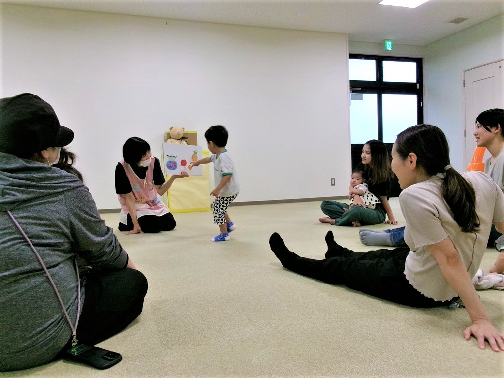 6月のうたとおはなしの広場に参加する親子の様子