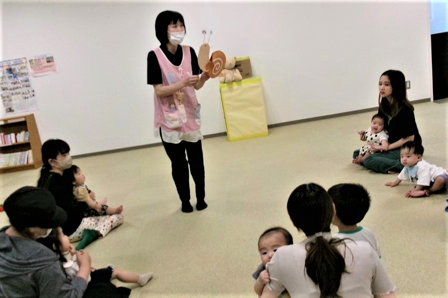 6月のうたとおはなしの広場で保育士と交流する子どもの様子