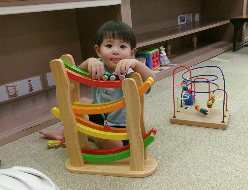 おもちゃで遊ぶ子供の様子