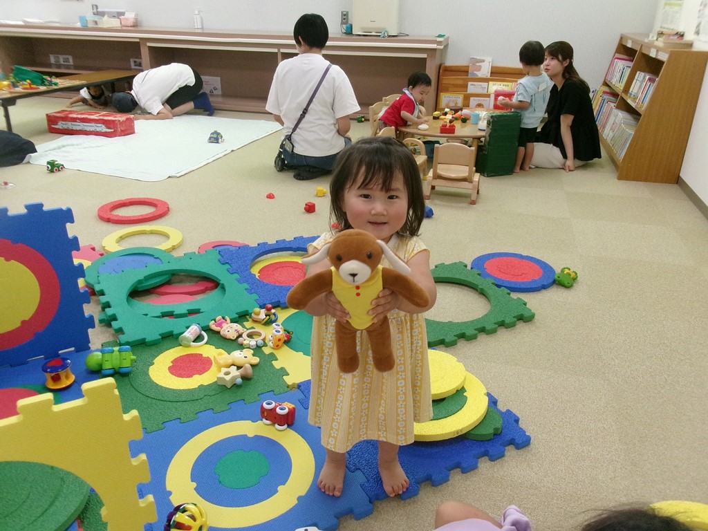ぬいぐるみを見せる子ども