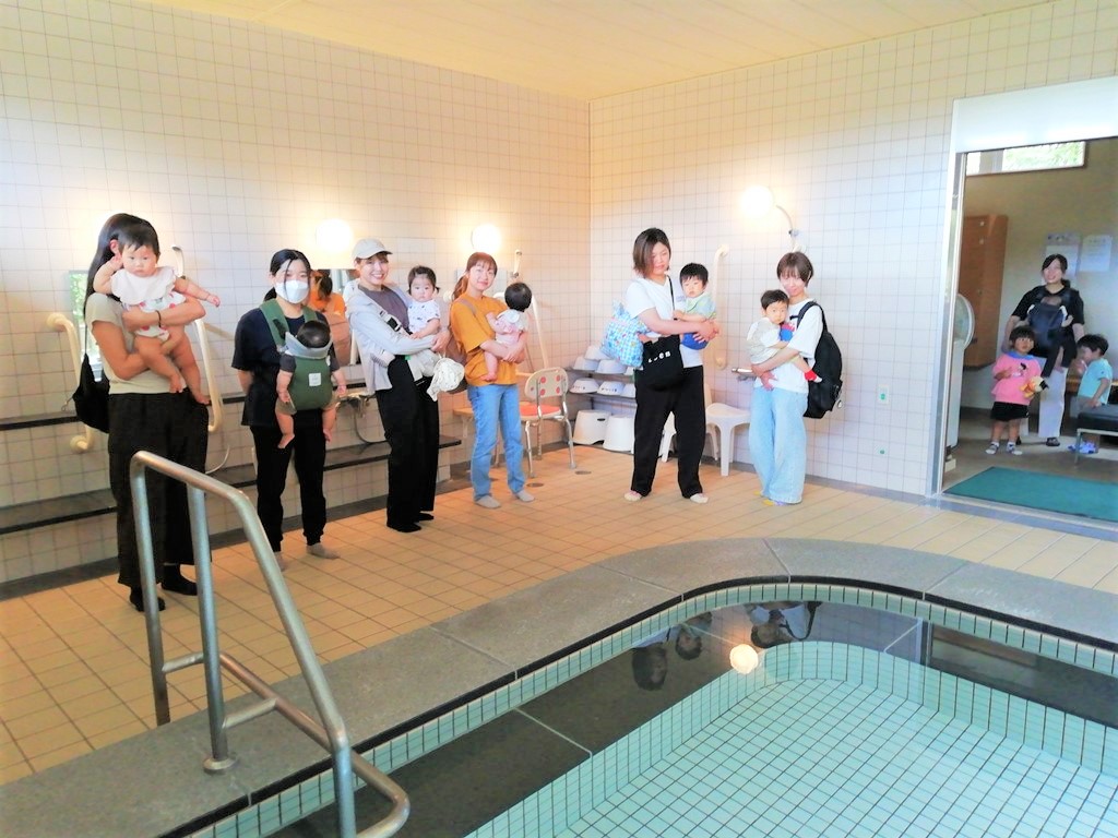 のびのびサークルで東部ふれあい館のお風呂を見学する様子
