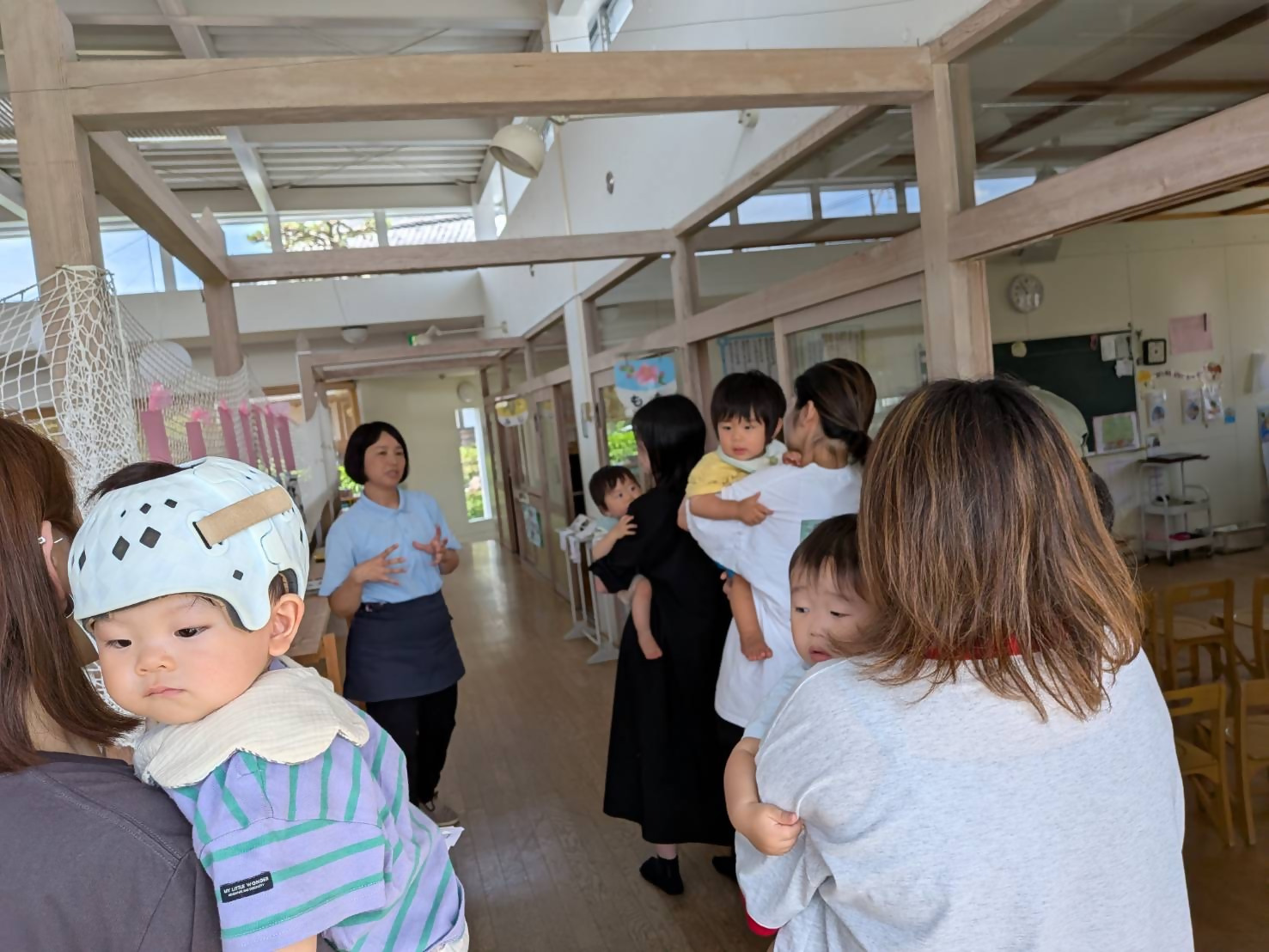 7月のびのびサークルで園の見学をする親子
