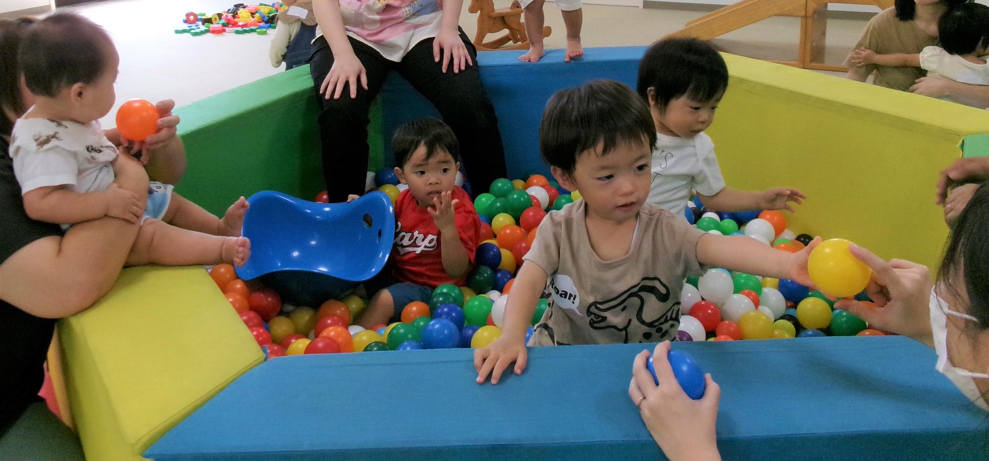 ボールプールで遊ぶこどもたち