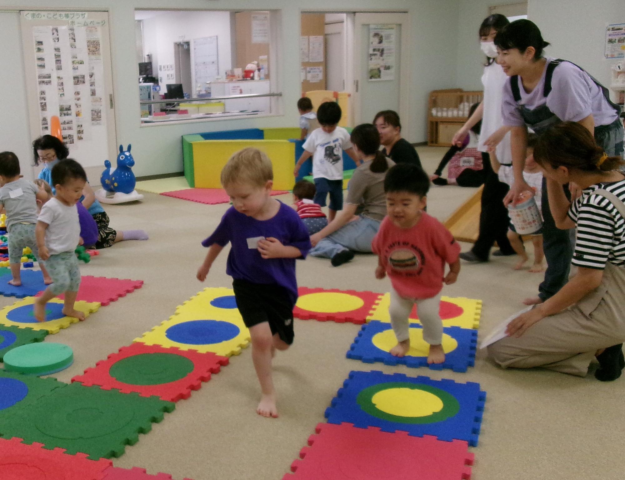 お部屋であそぶ子ども達