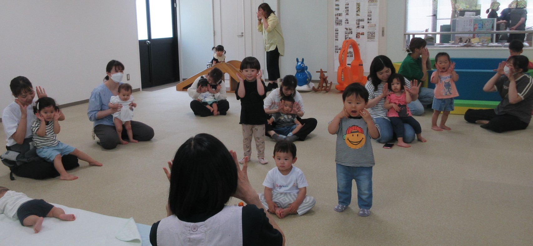 手遊びやふれあい遊びをするこどもたち