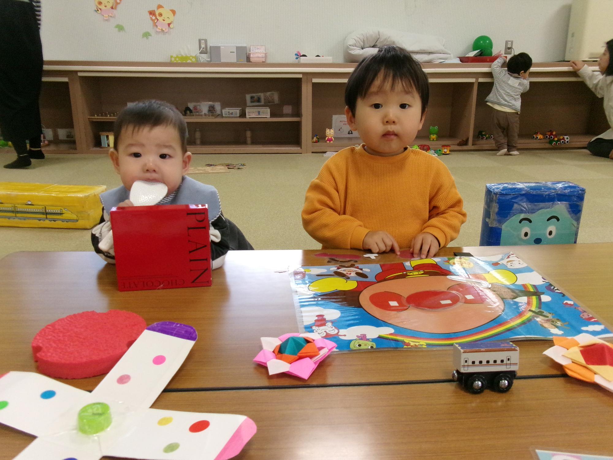 お正月あそびをする子ども