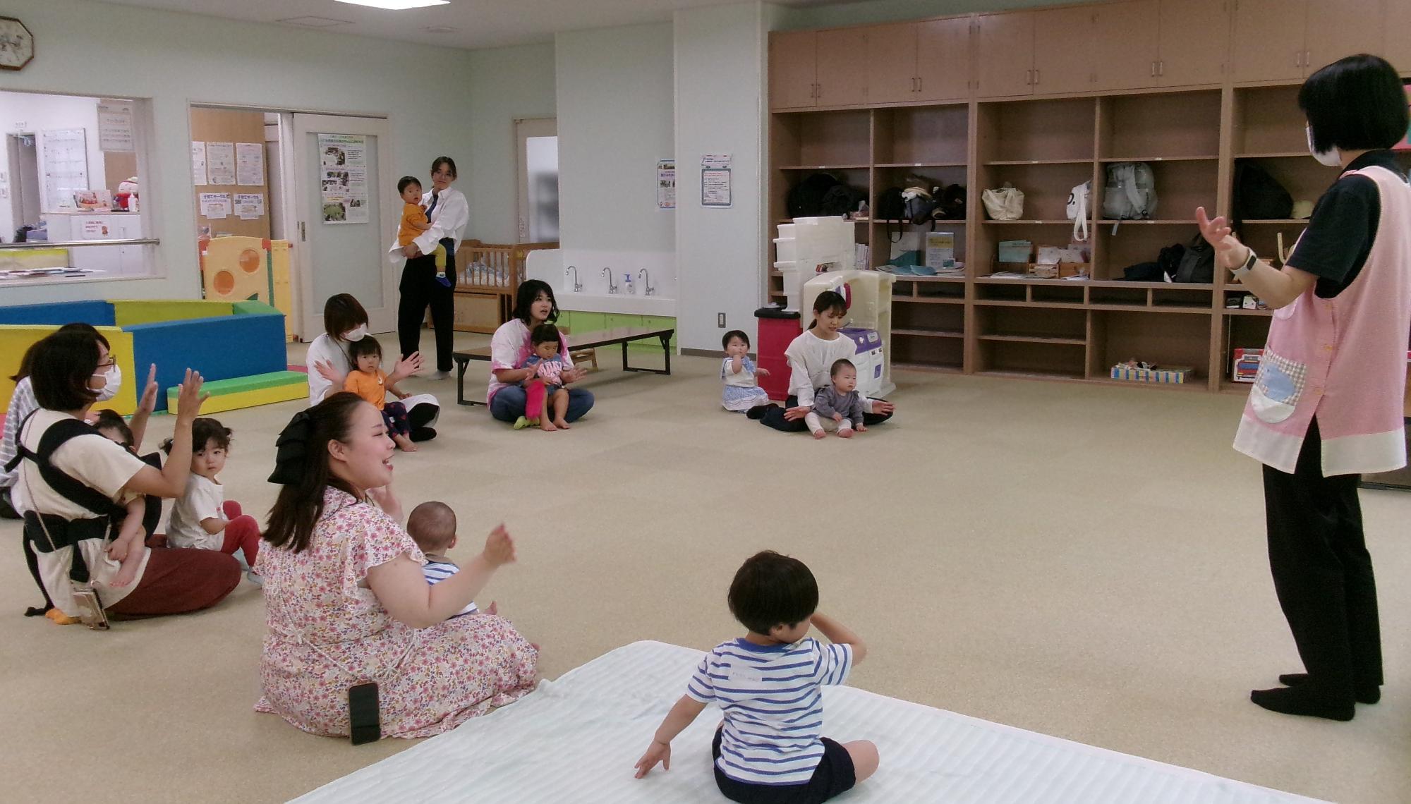 手話うたをする親子