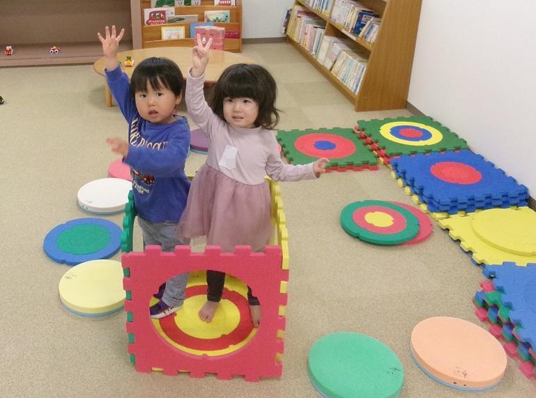 多目的室で遊ぶ女の子と男の子の様子
