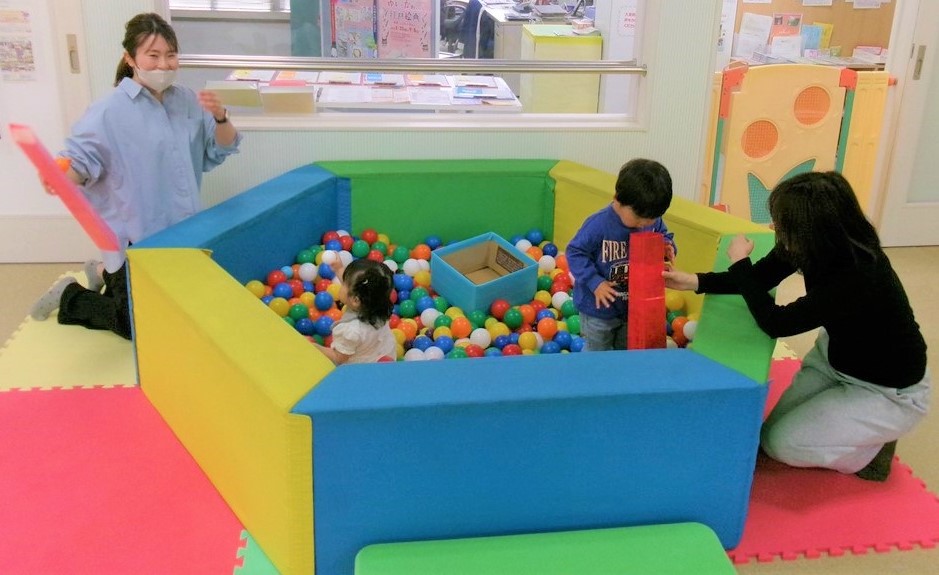 ボールプールで遊ぶ親子