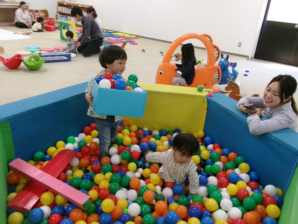 ボールプールで遊ぶ子供を見守る母の様子