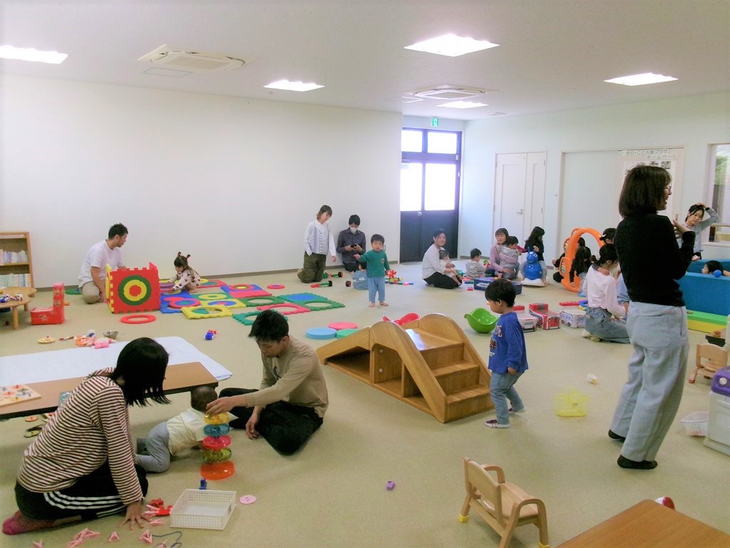 パパママおひさまで遊ぶ親子の様子