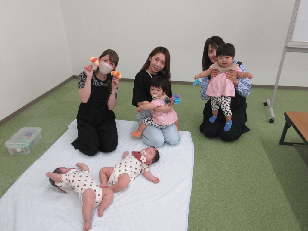 双子の親子2組で集合写真
