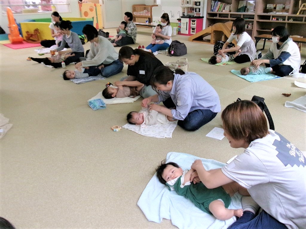 5月ほっとるーむべびーで親子ふれあい遊びをする親子