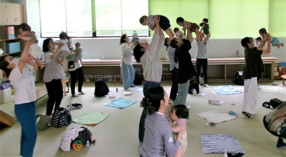 5月ほっとるーむベビーで親子体操をする親子