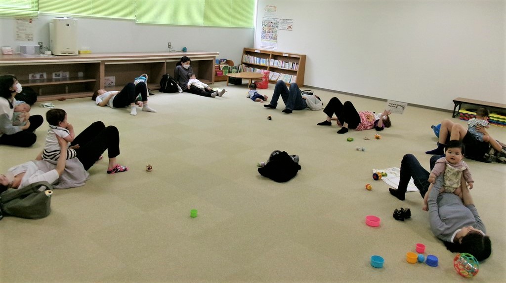 5月ほっとるーむベビーでママ体操をする親子