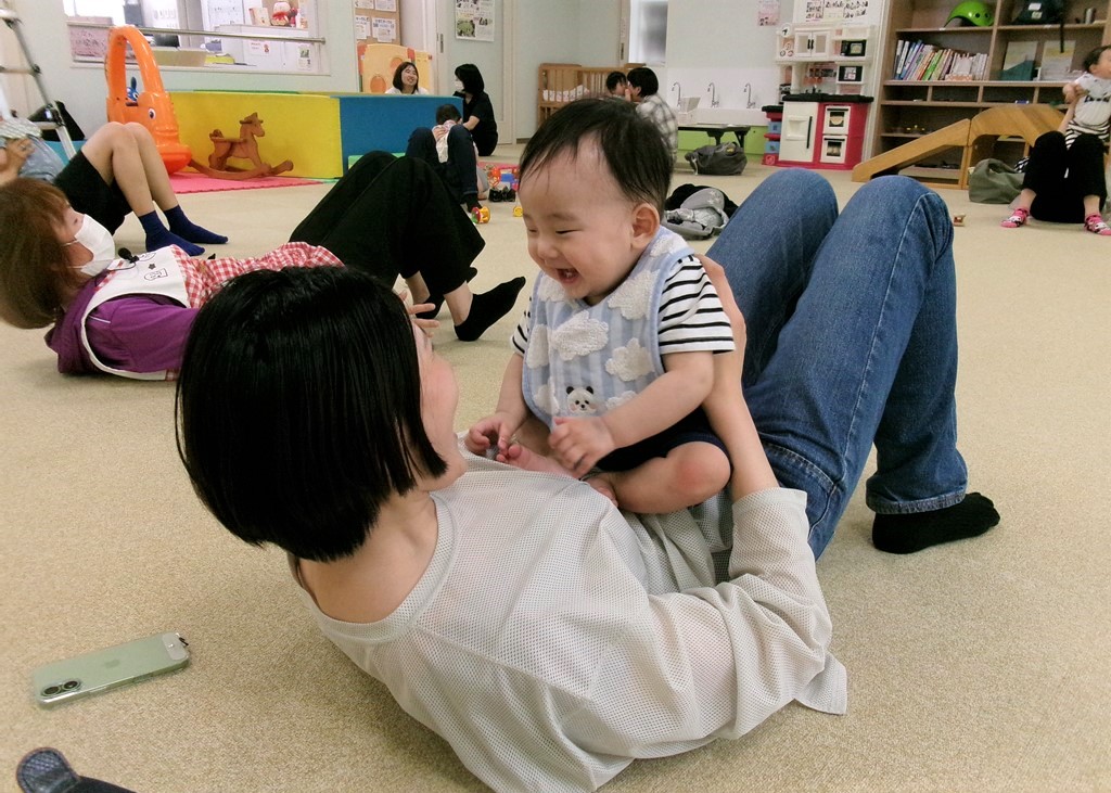 5月ほっとるーむベビーで子どもと一緒に産後体操をする母親