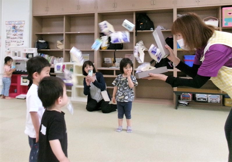 わくわくキッズでびっくり箱を披露する保育士