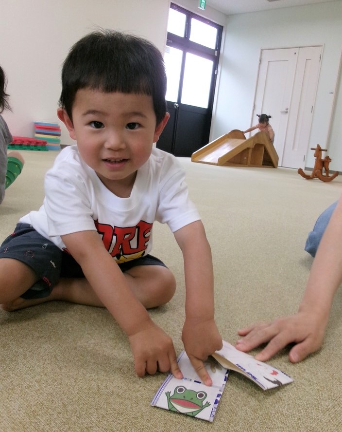 パッチンカエルをする子どもの様子