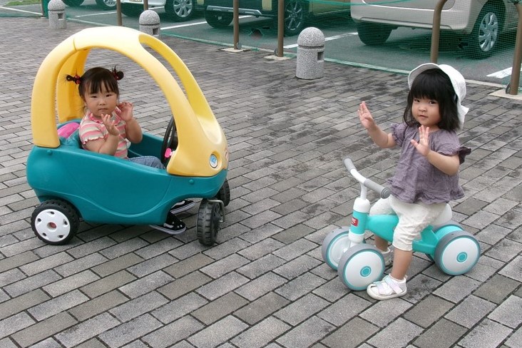 外で遊ぶ子どもの様子