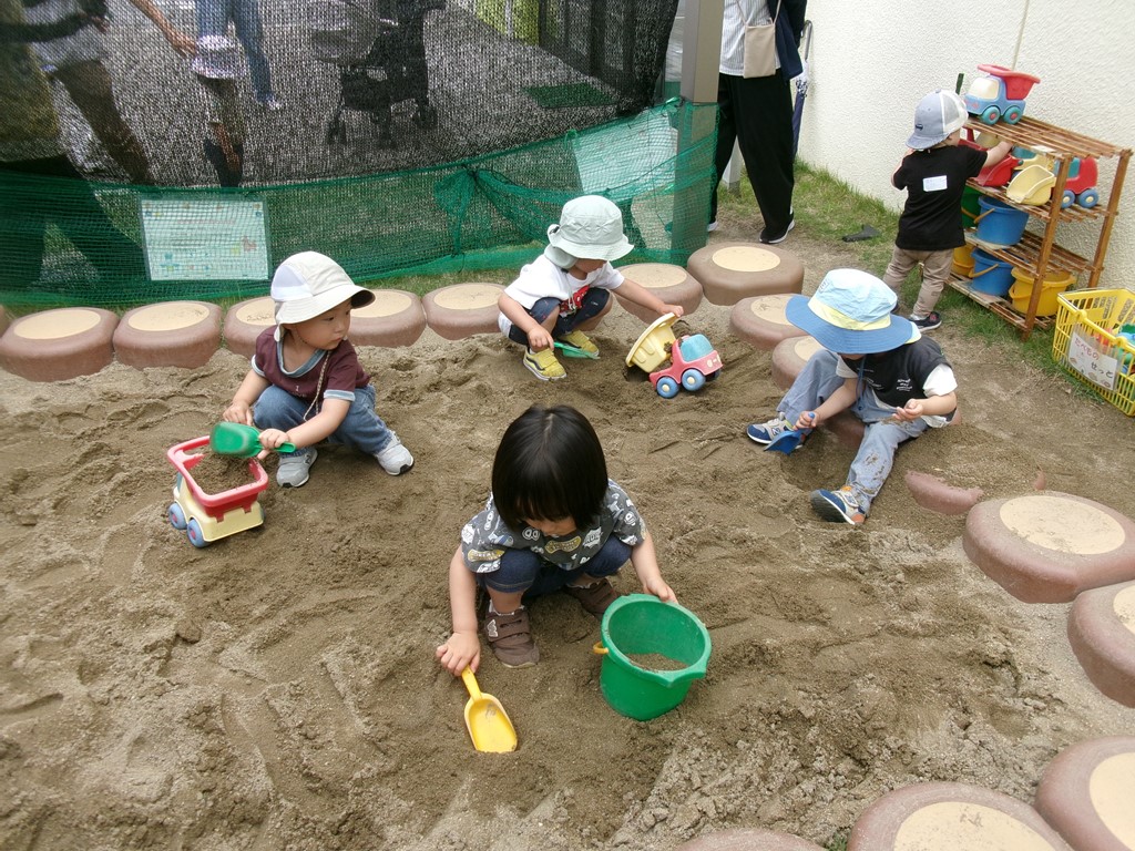 砂場で遊ぶ子供の様子