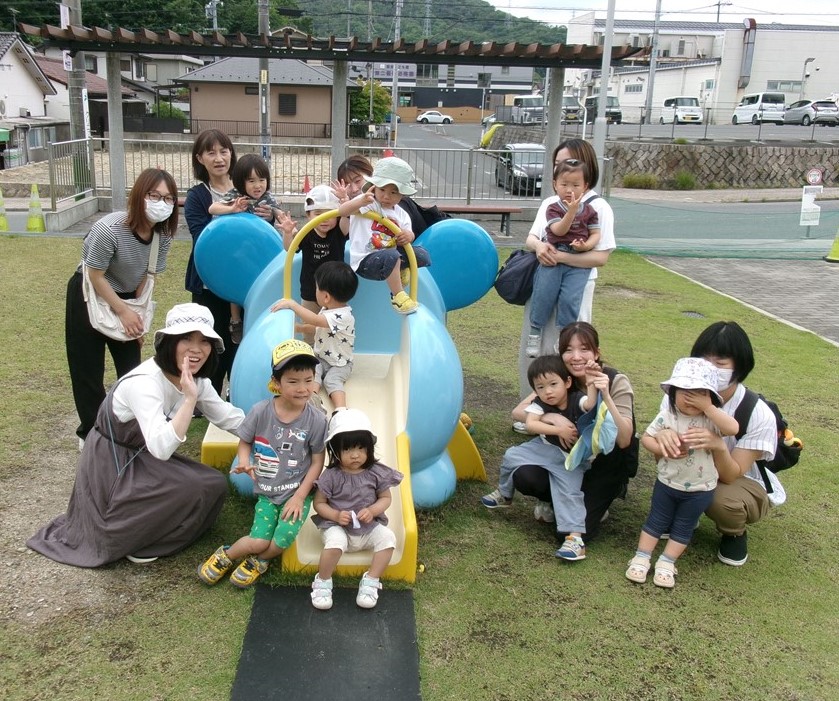 わくわくキッズで外遊びをした後の集合写真