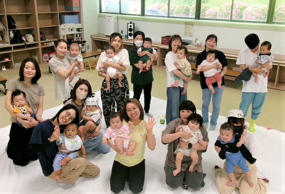 6月ふわふわベビーに参加した親子の集合写真