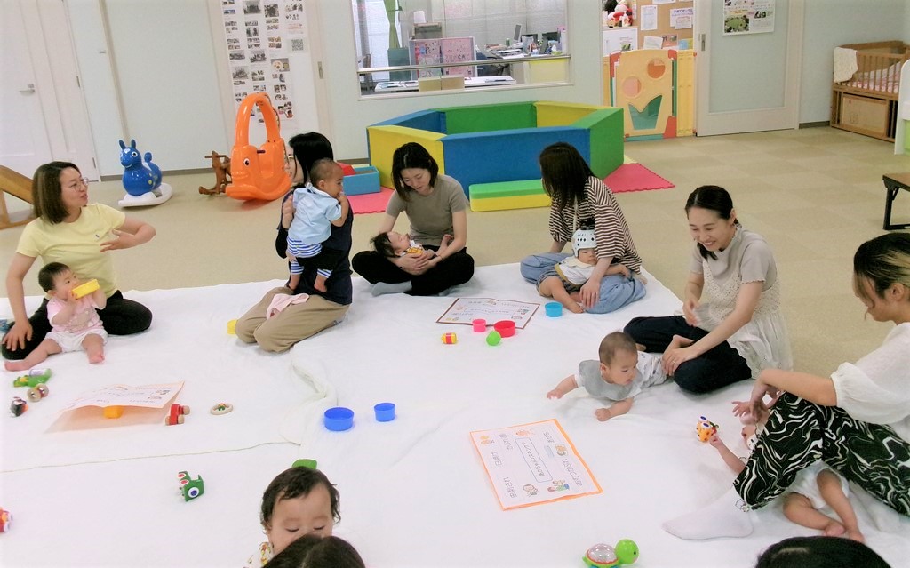6月ふわふわベビーに参加した親子同士で話す様子