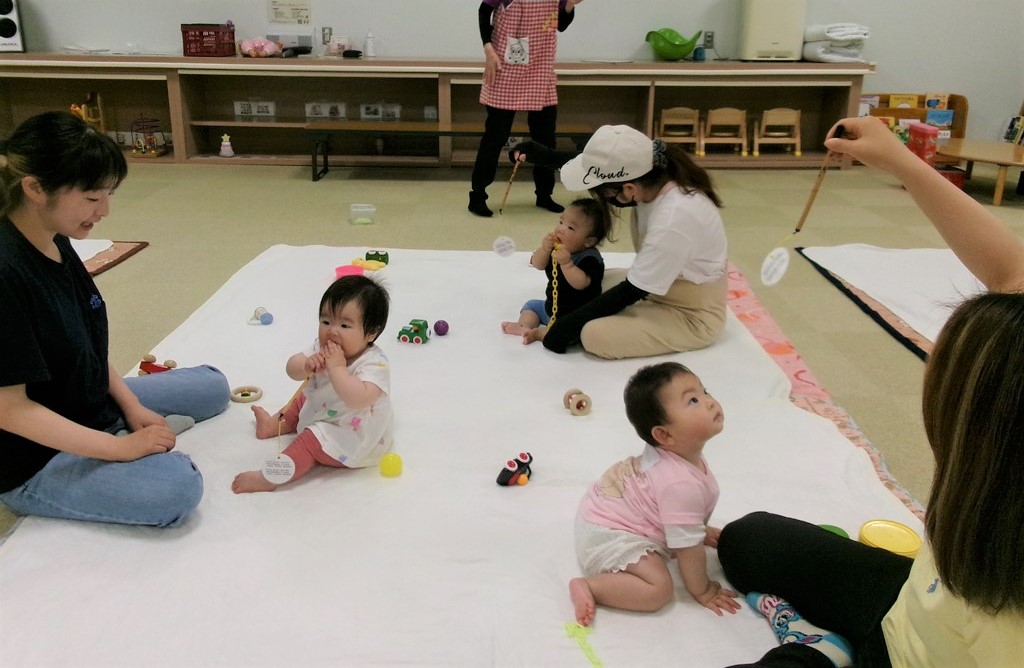6月ふわふわベビーに参加した親子が赤ちゃんと遊ぶ様子
