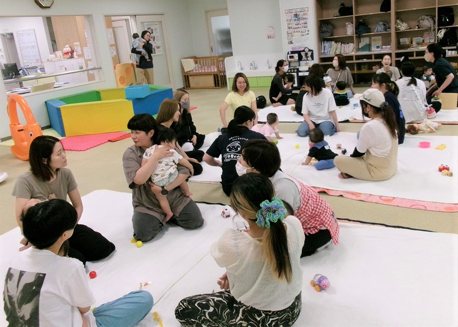 6月ふわふわベビーに参加した親子同士で輪になって話をする様子