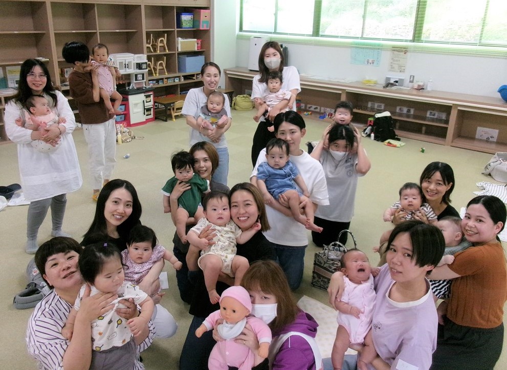 ほっとるーむベビーに参加した親子の集合写真