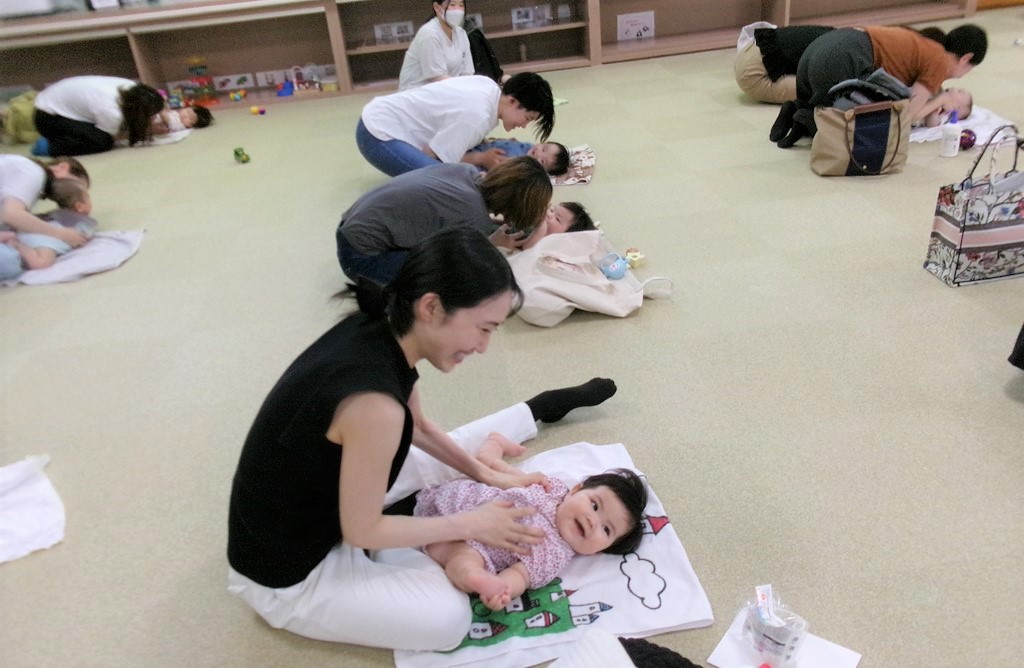 6月ほっとるーむべびーで親子ふれあい遊びをする親子