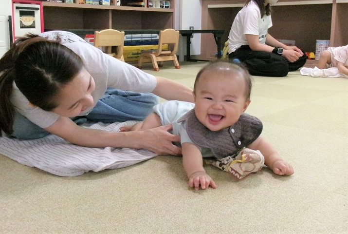 6月ほっとるーむベビーで満面の笑顔の赤ちゃんの様子