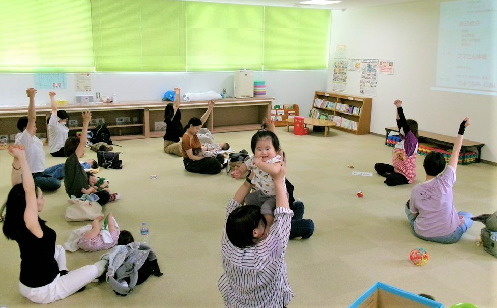 6月ほっとるーむベビーで子どもと一緒に産後体操をする母親