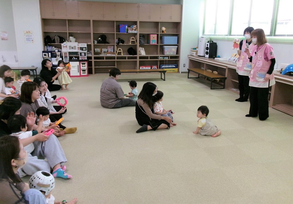 保育士の出し物を見る親子の様子