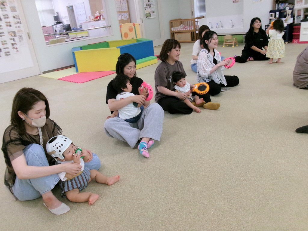 音楽遊びをする親子の様子