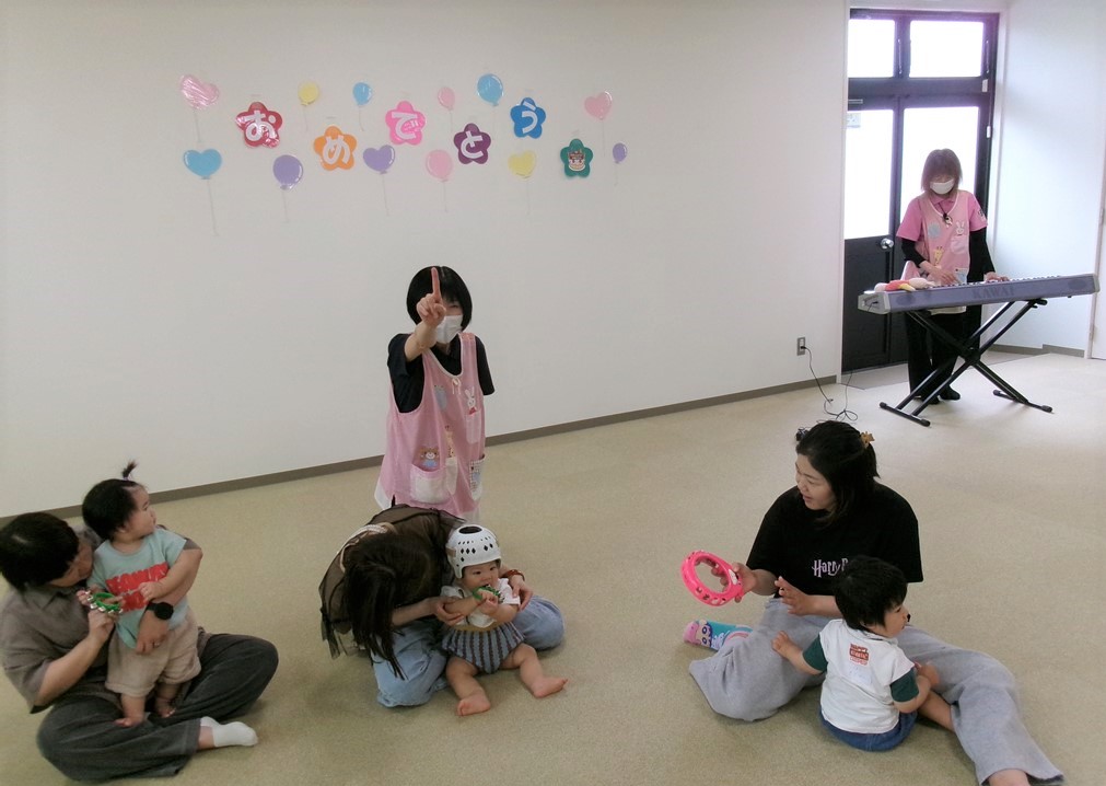 1歳のお祝いをする親子の様子