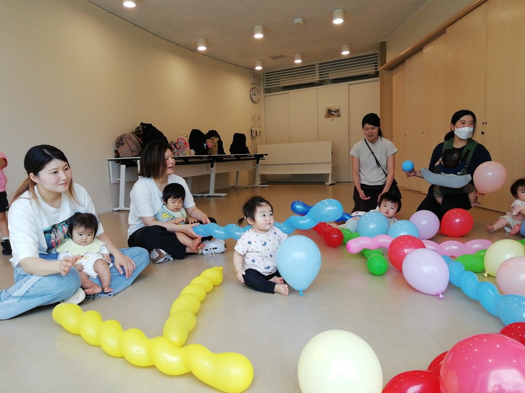 6月ののびのびサークルで風船で遊ぶ親子