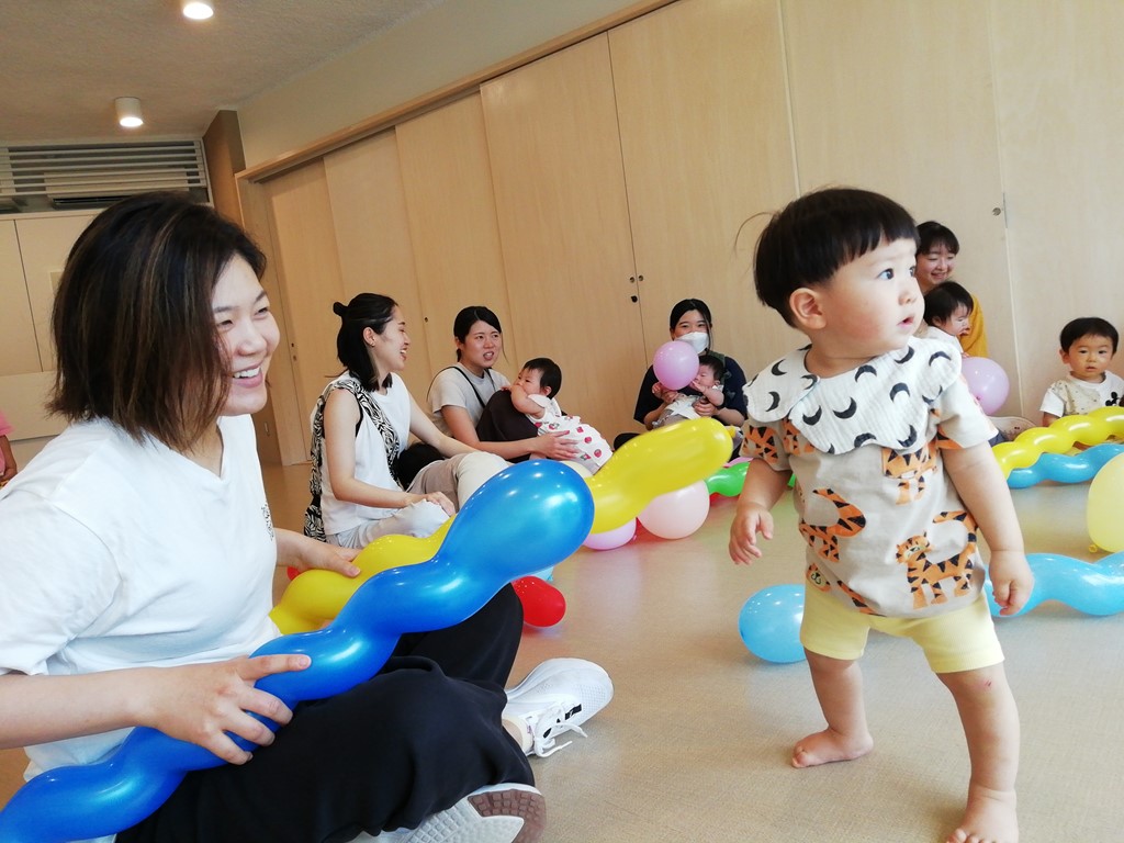 6月ののびのびサークルで変わった風船で遊ぶ親子の様子
