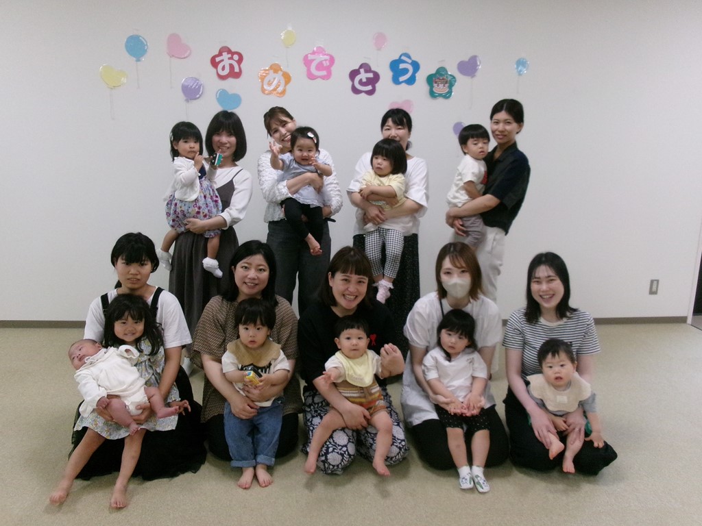 5月誕生日会に参加した親子の集合写真