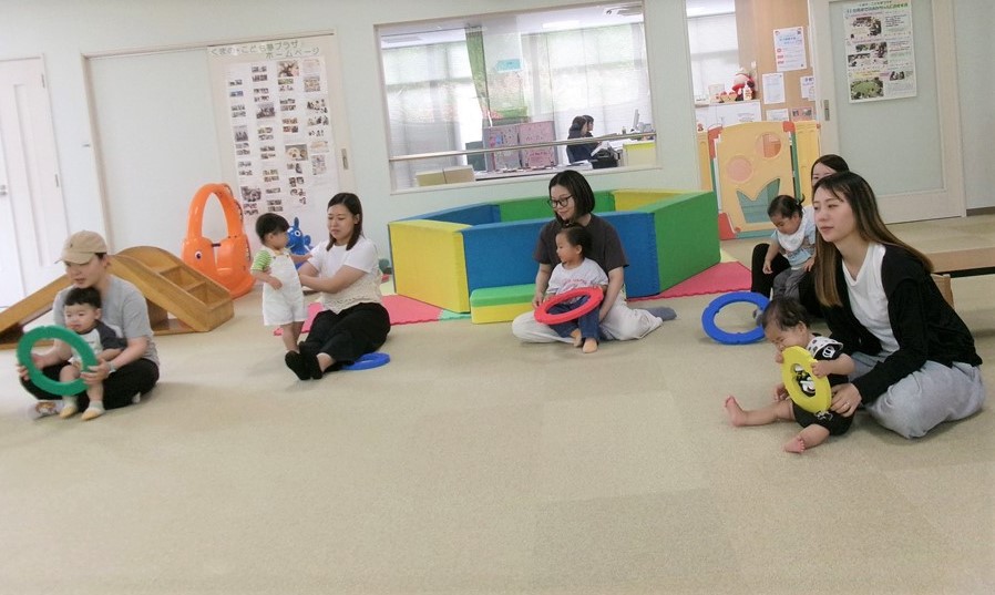 おもちゃで遊ぶ親子の様子